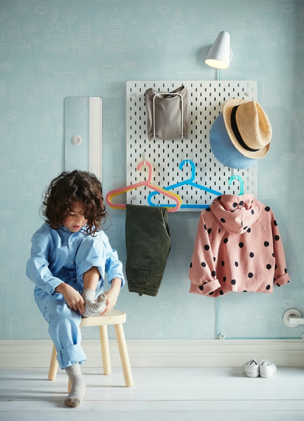 A child sitting in front of a DRÖMMARE mirror.