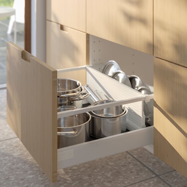 مطبخ به درج مفتوح يظهر بداخله مقسم للدرج UPPDATERA يفصل قدور وقدور بمقبض IKEA 365+ عن أغطيتها.