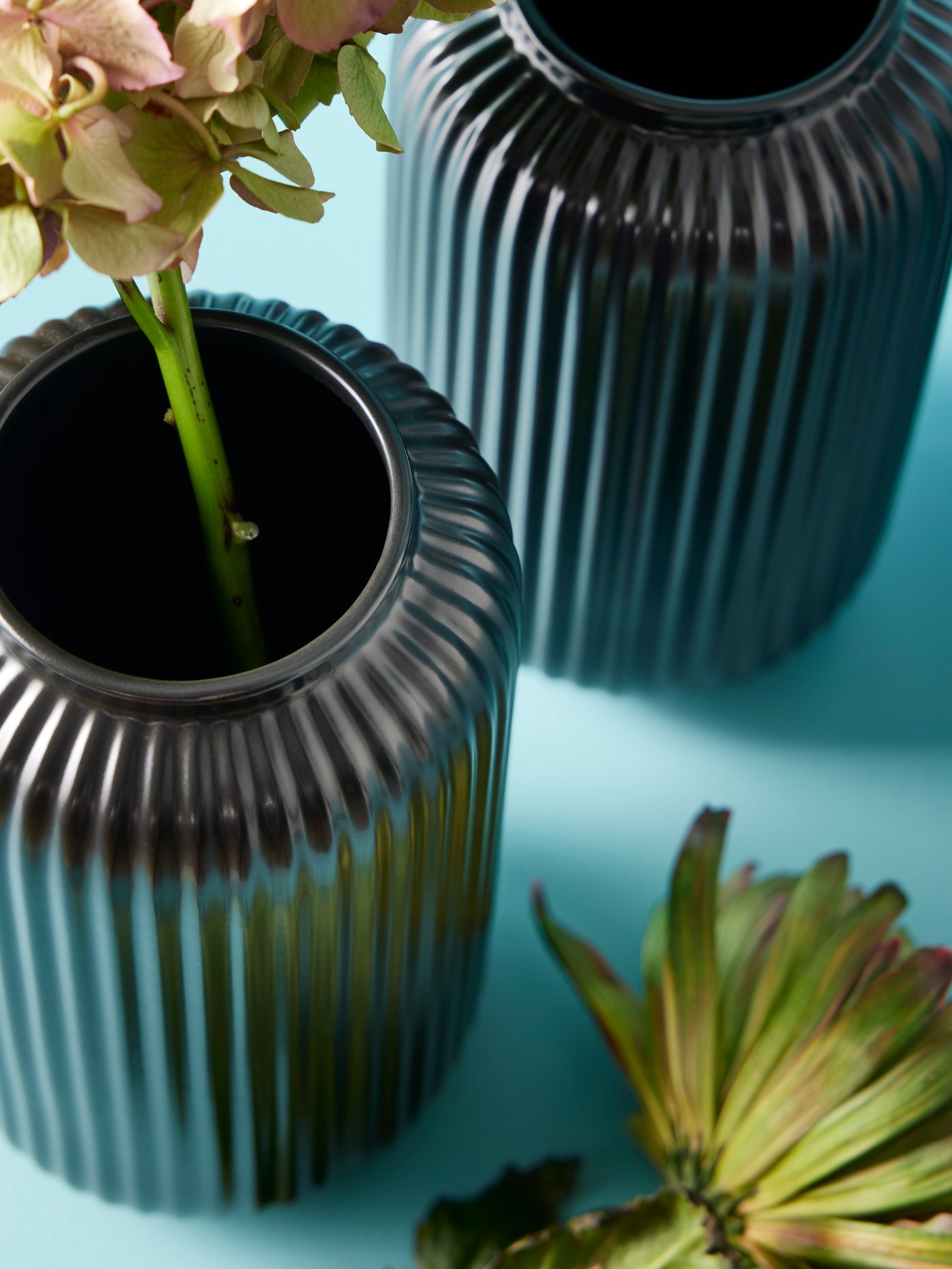A black STILREN vase