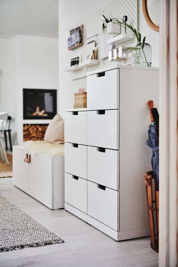 A black/natural RÖRKÄR rug, flatwoven in the hallway