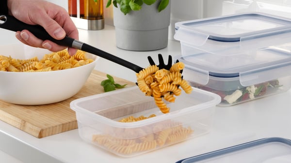 Un contenant alimentaire IKEA 365+ rectangulaire/plastique avec couvercle