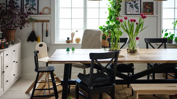 Una mesa de comedor SKOGSTA de acacia