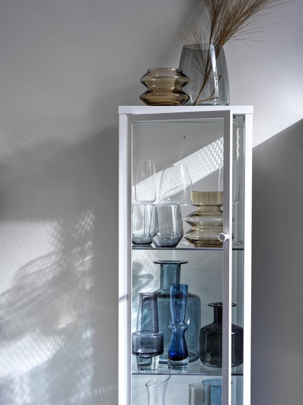 A grey PEPPARKORN vase in the living room