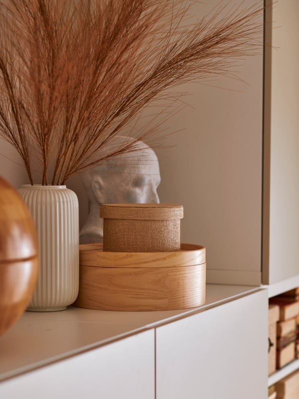 Un vase, un buste en céramique, une boîte de rangement KVARNVIK et une boîte avec couvercle MALLGRODA en placage frêne pour décorer.