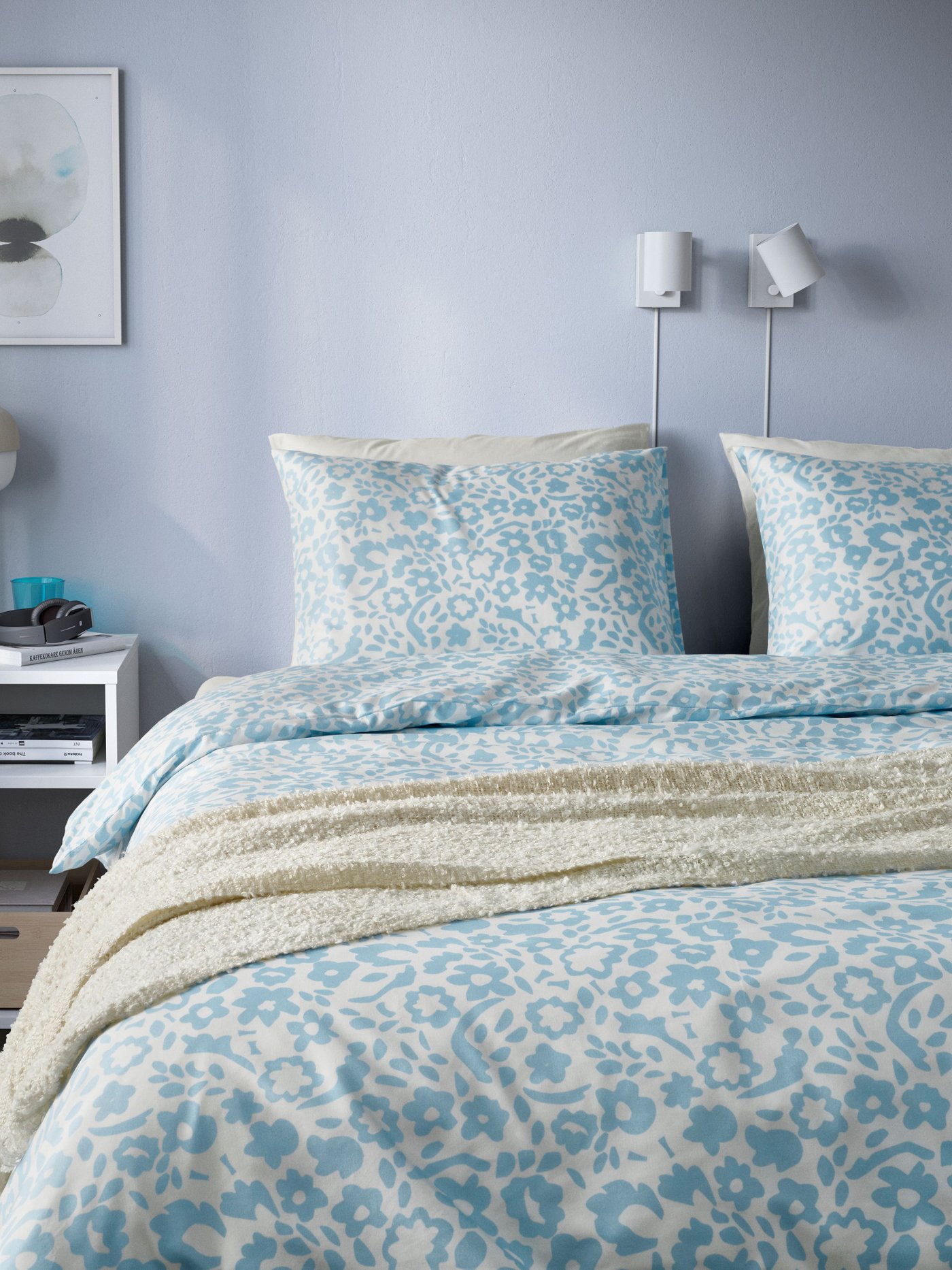 A white/blue CYMBALBLOMMA duvet cover and pillowcase in the bedroom