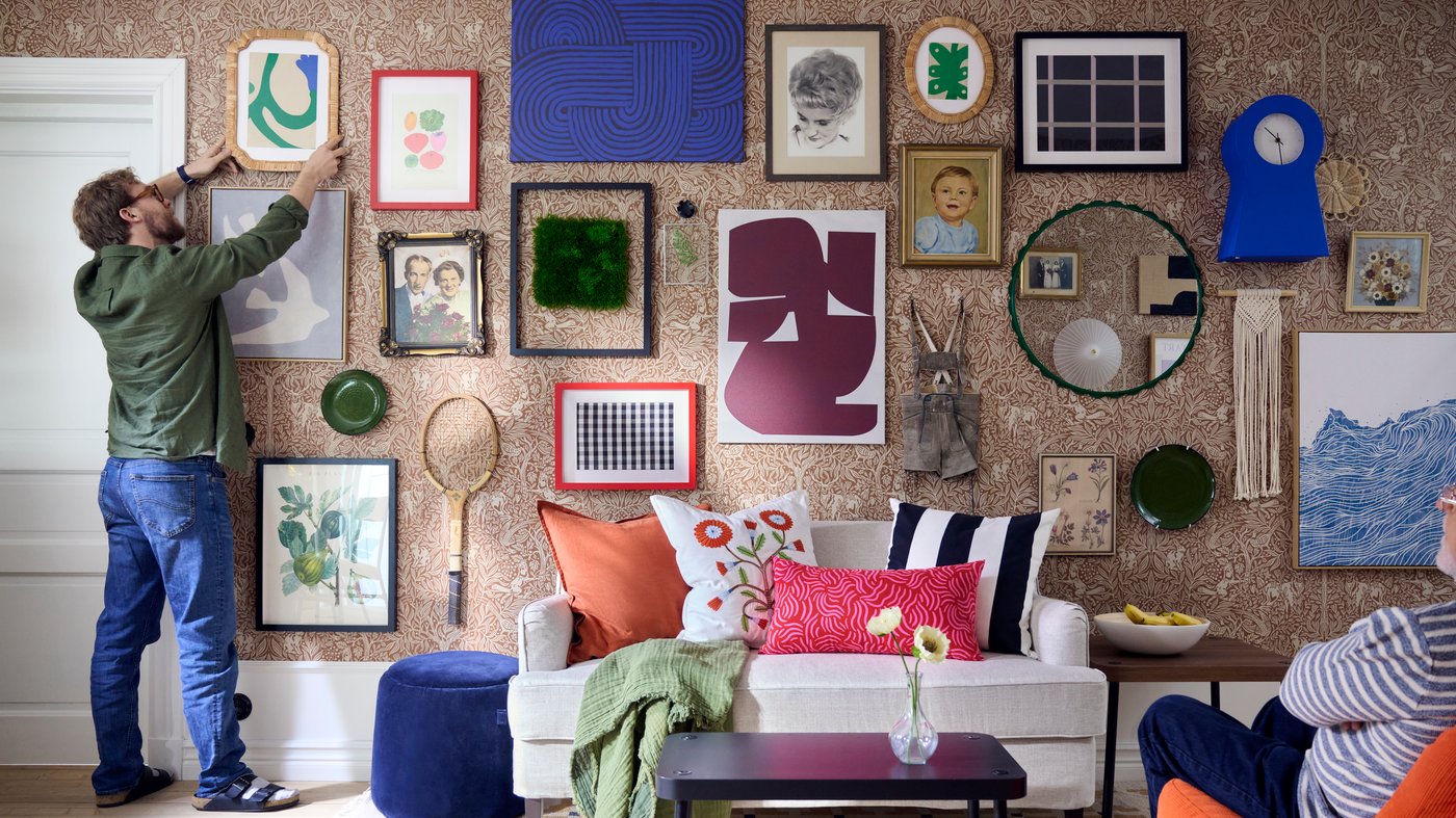 A red-brown DYTÅG cushion cover in the living room