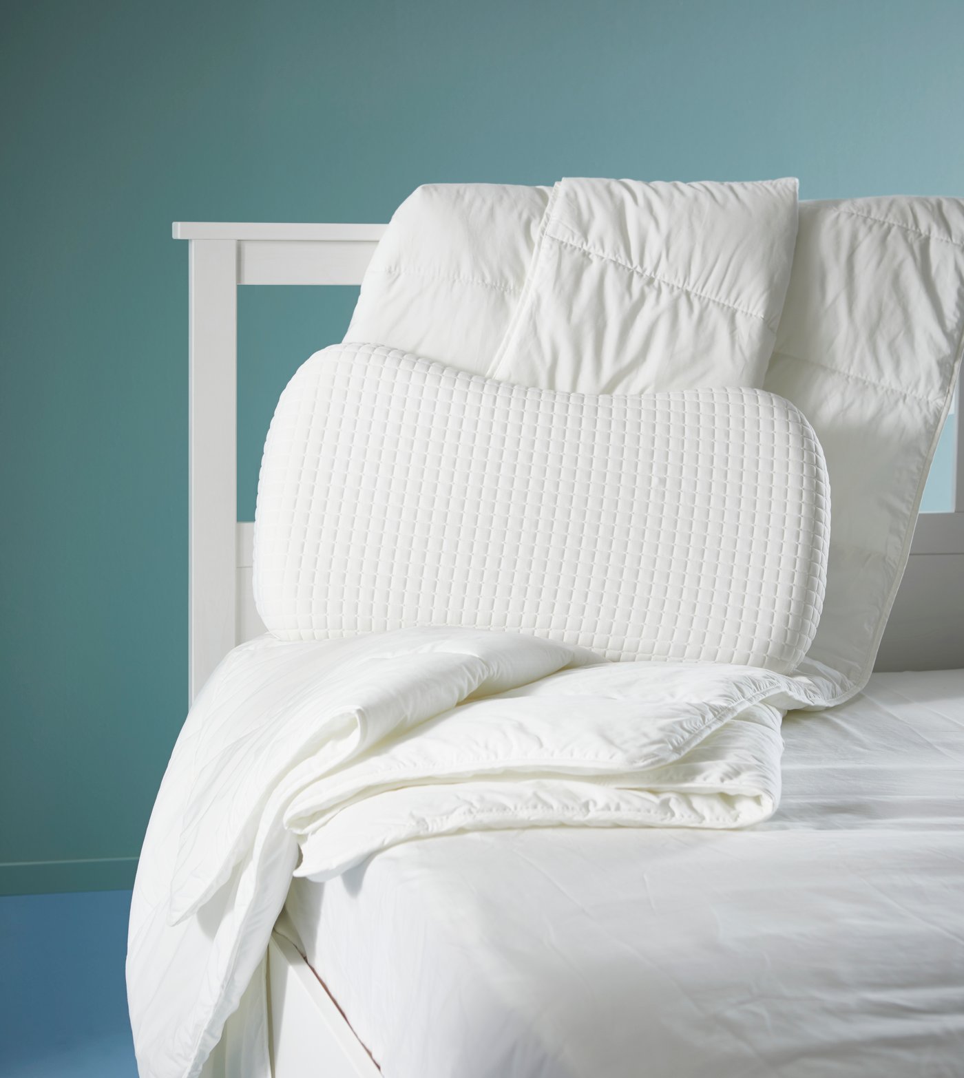 A white TAGGVALLMO fitted sheet in the bedroom