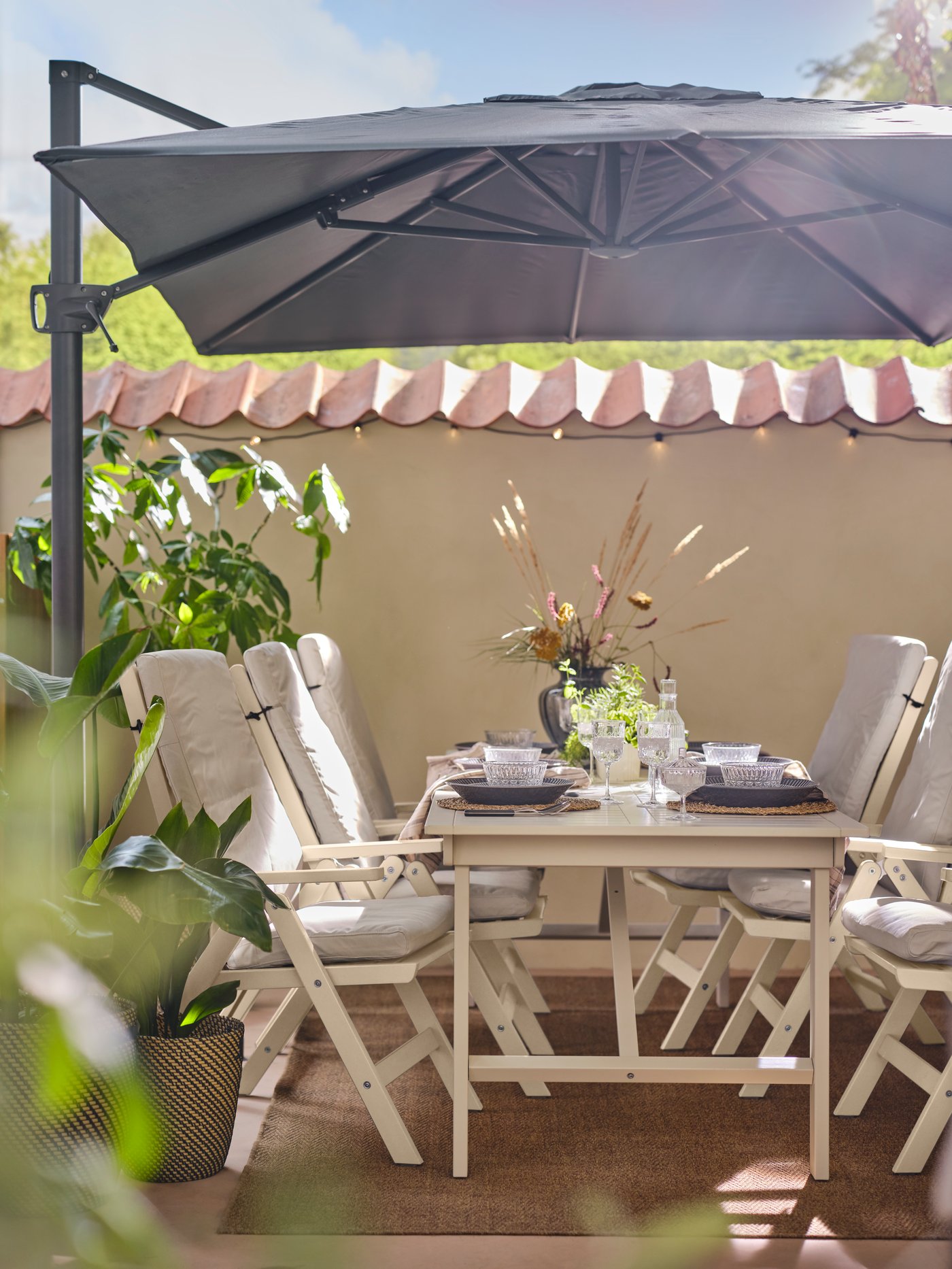 A white/beige BONDHOLMEN reclining chair, outdoor outside