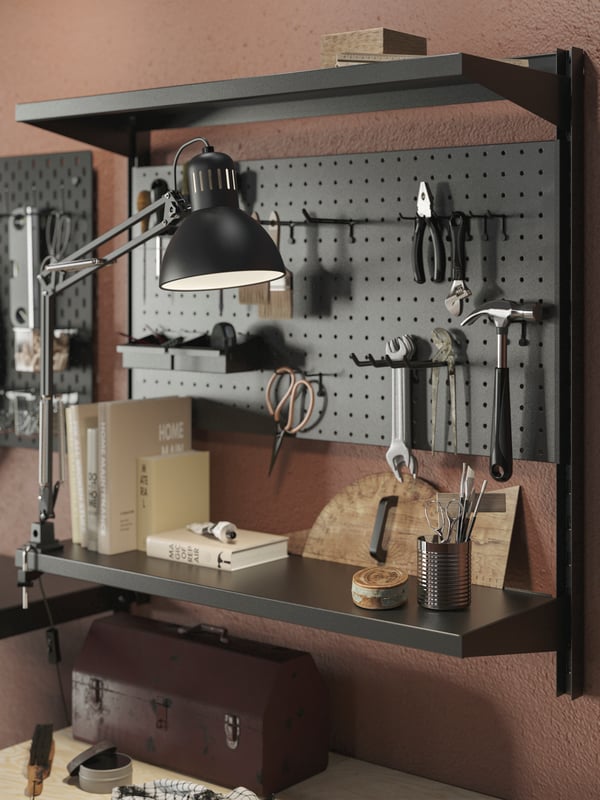 Partie du coin atelier du garage. Les outils sont bien rangés sur un agencement d’étagères murales BROR et sur un panneau perforé SKÅDIS.