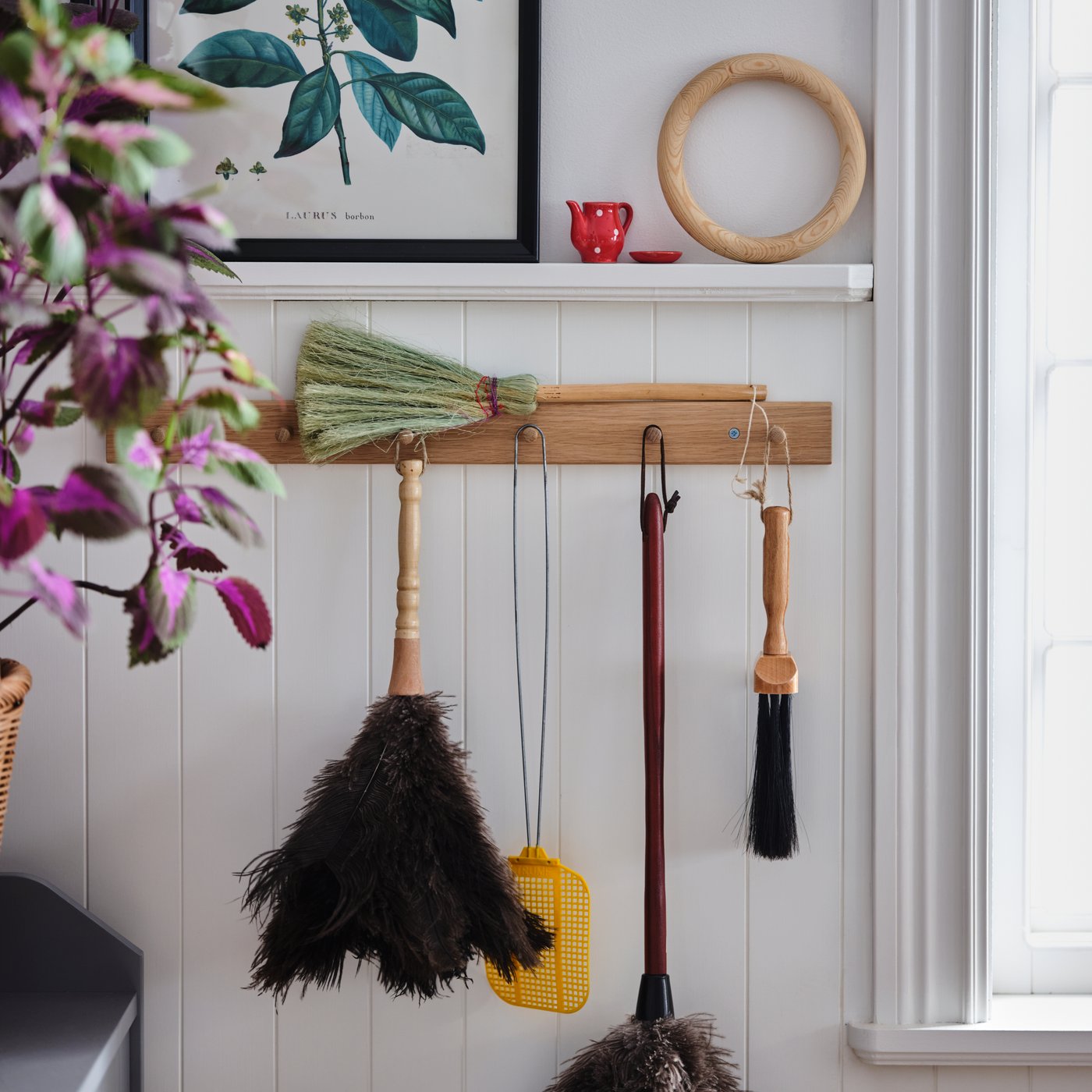 An oak HÖVOLM rack with 6 knobs in the living room