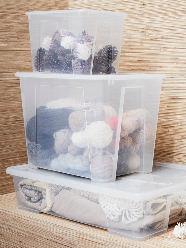Cajas organziadoras transparentes montadas una sobre otra.