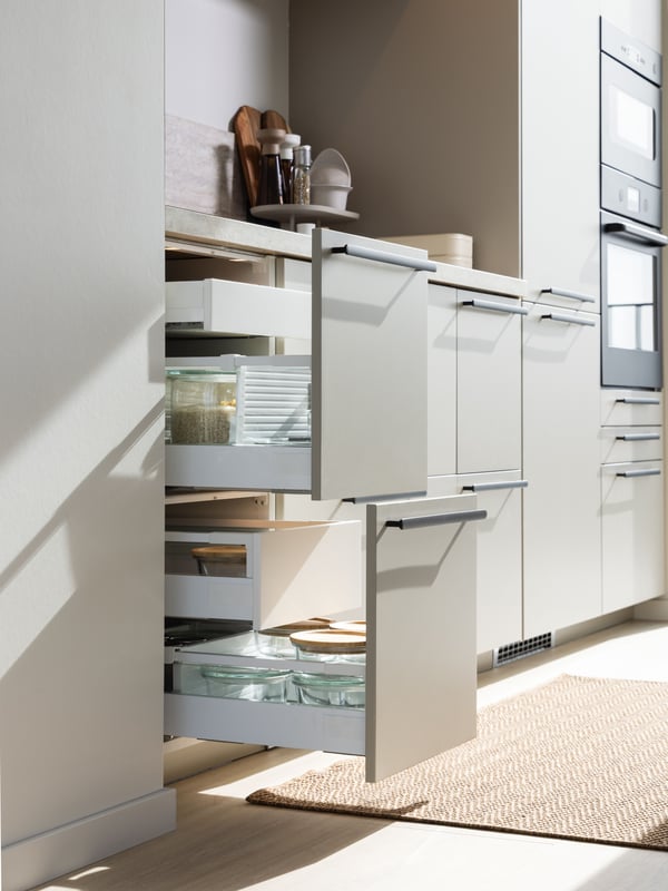 A straight METOD kitchen with light grey HAVSTORP fronts.