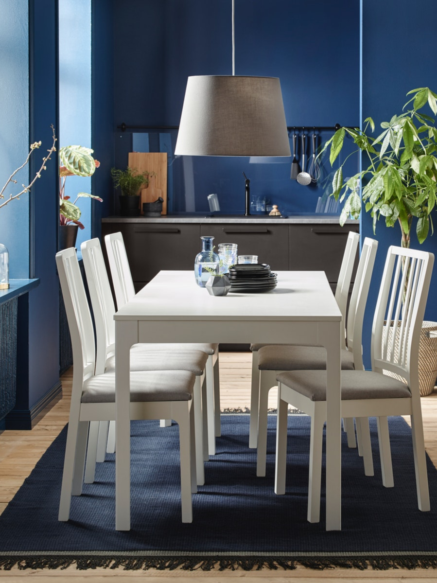 A beige JÄRA lampshade in the dining room