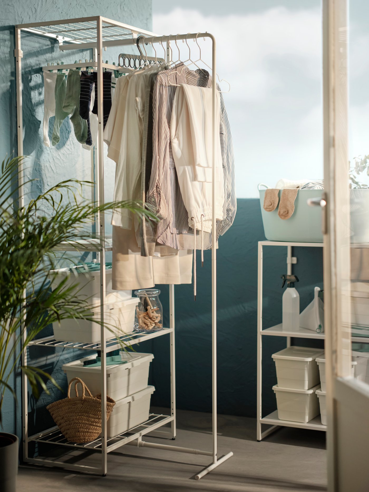 A SLIBB hang dryer 24 clothes pegs
