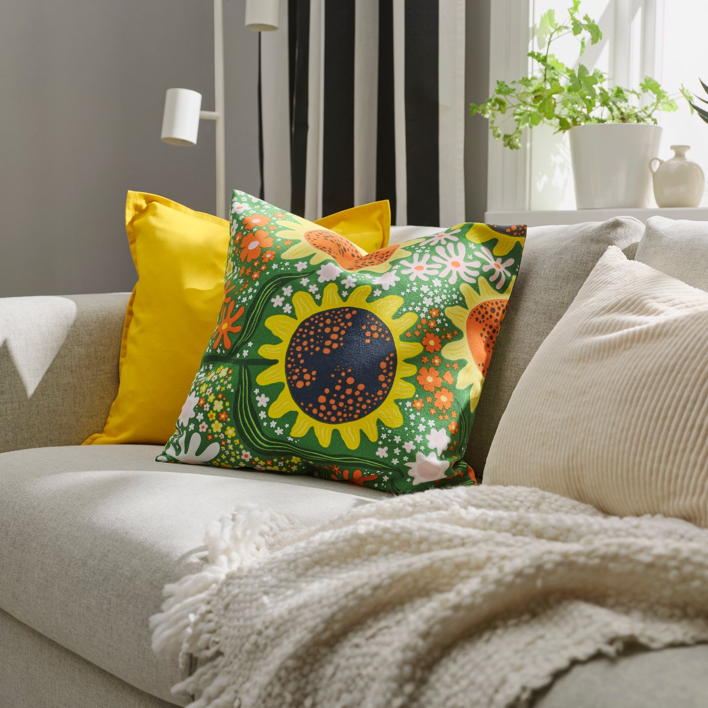 [cafebitraede-cushion-cover-green-multicolour-floral-pattern]