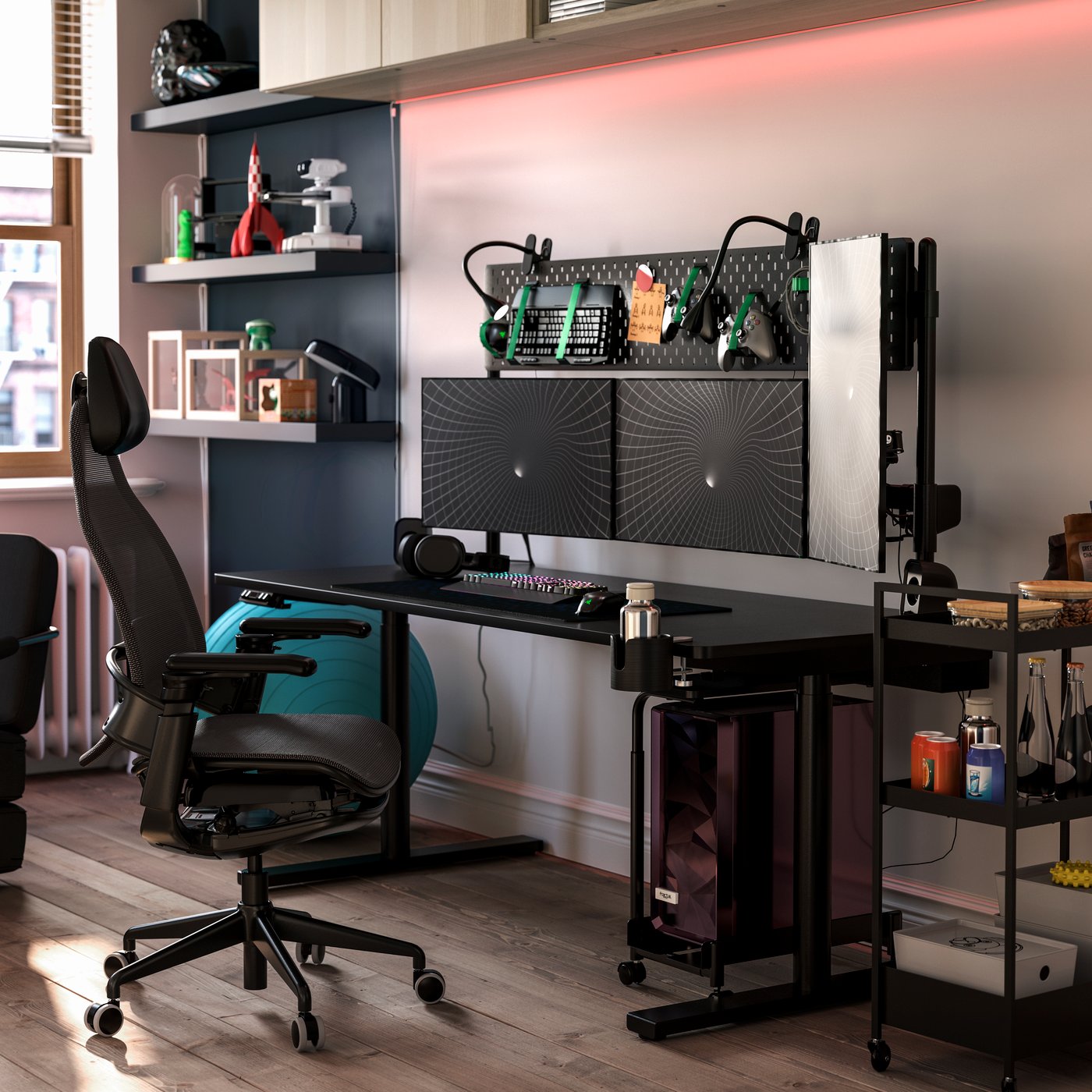 スタイリッシュな部屋に、ブラックのMÅLOMRÅDE/モーロムローデ ゲーミングデスク 昇降式、ウォールシェルフ、ゲーミングチェア、ゲーミングギアがある。