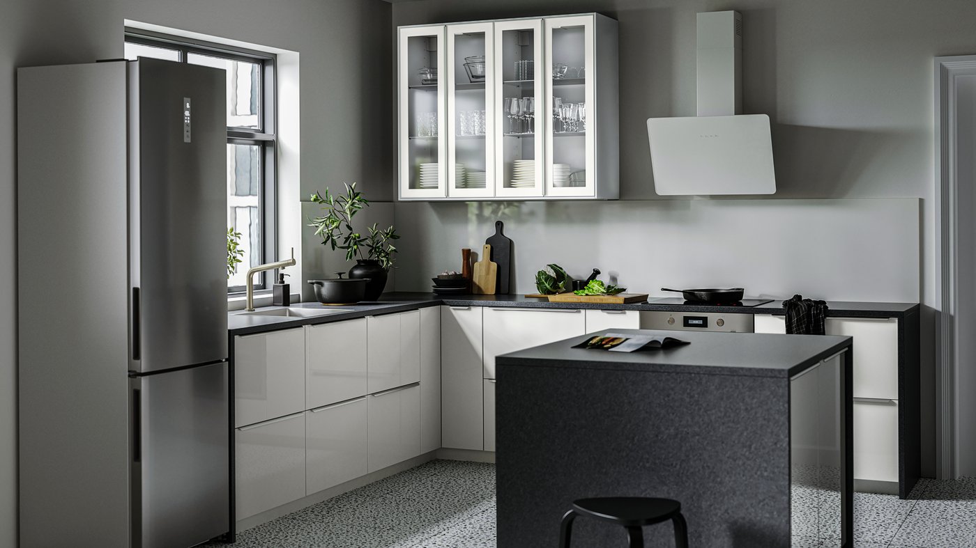 A light grey high-gloss RINGHULT kitchen with white worktop and metal, slimline handles.