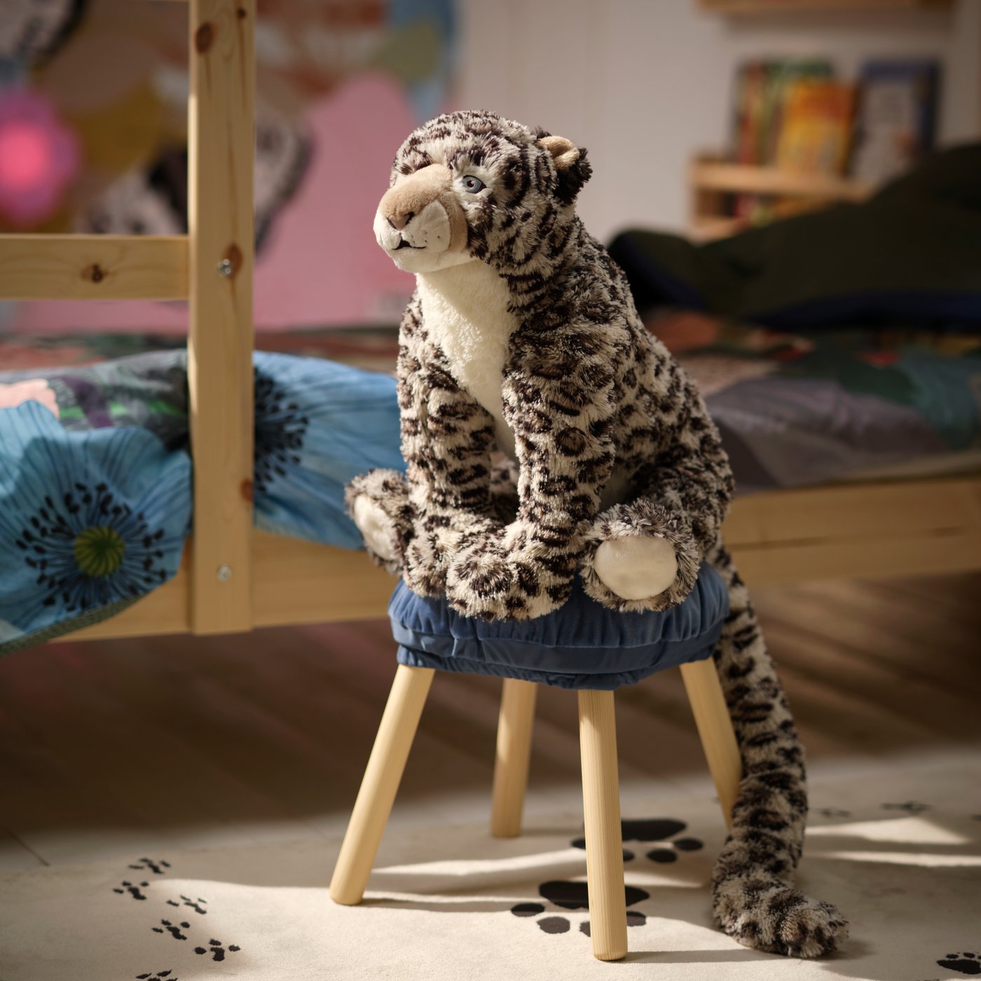 A snow leopard/patterned white ALPTALL soft toy in the childrens room