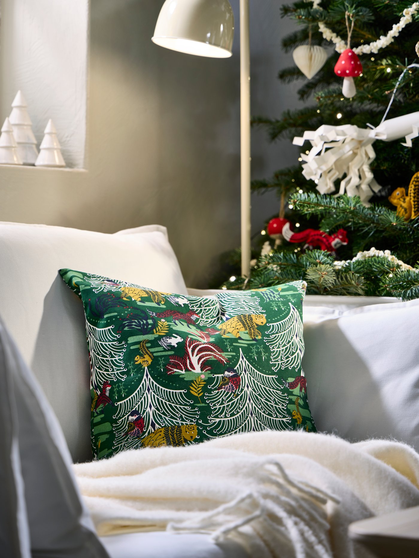 A green VINTERFINT cushion cover in the living room