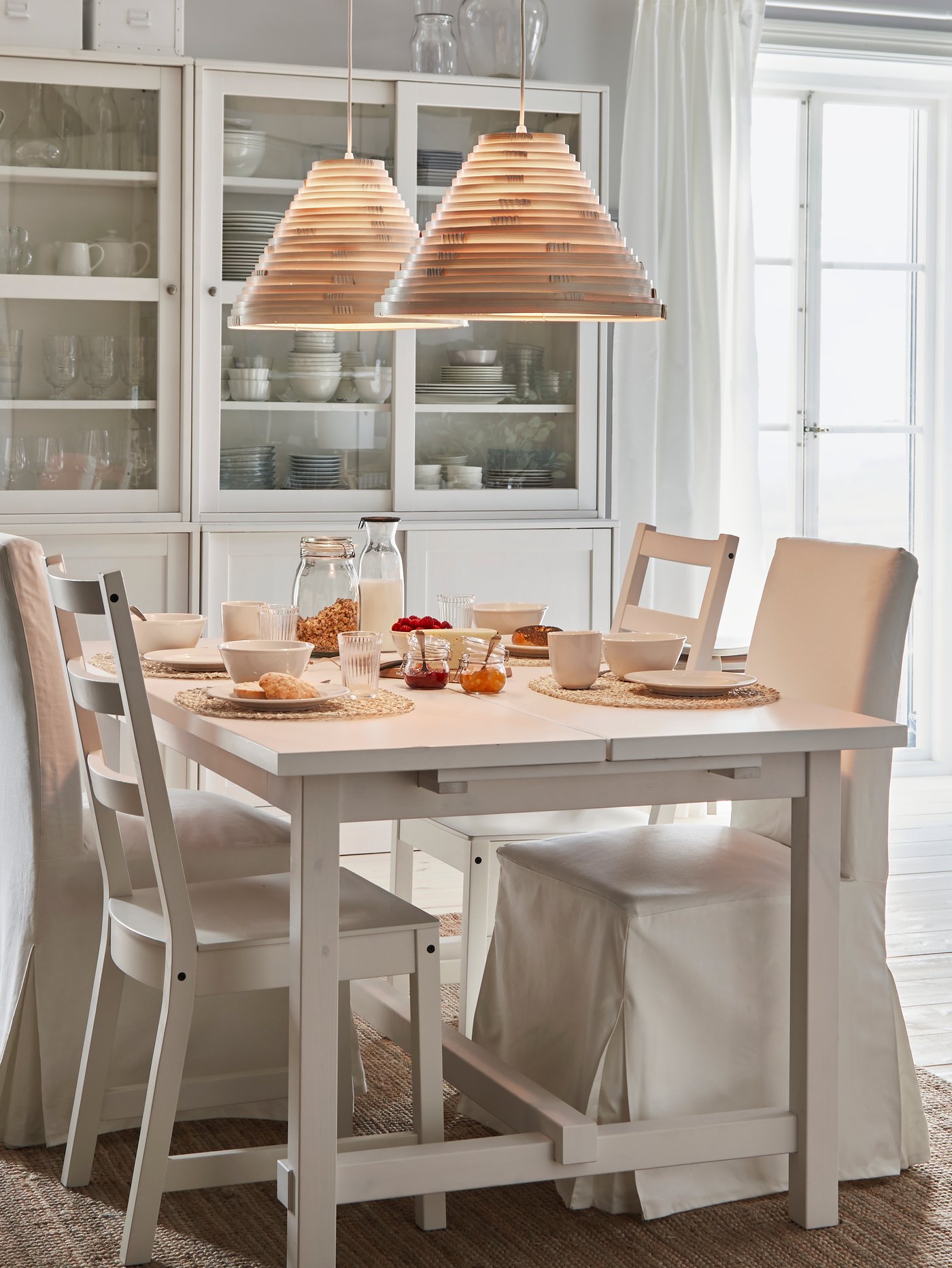 A white NORDVIKEN chair in the dining room
