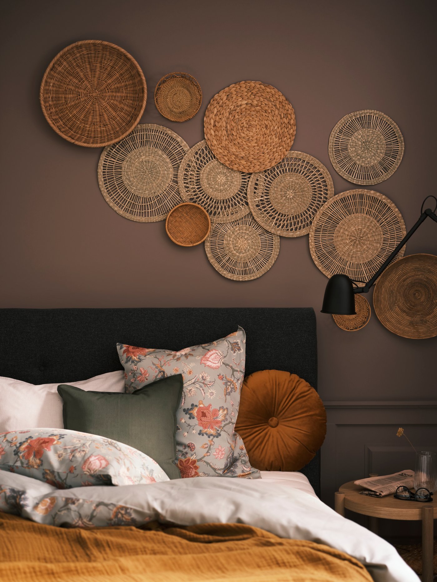 Über einem Bett sind an der Wand NÖJAKTIG, SOARÉ und GILLSTAD Dekorationen aus natürlichen Materialien zu sehen.