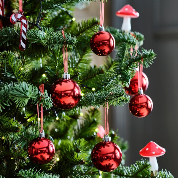 A bauble red VINTERFINT tree ornament in the living room