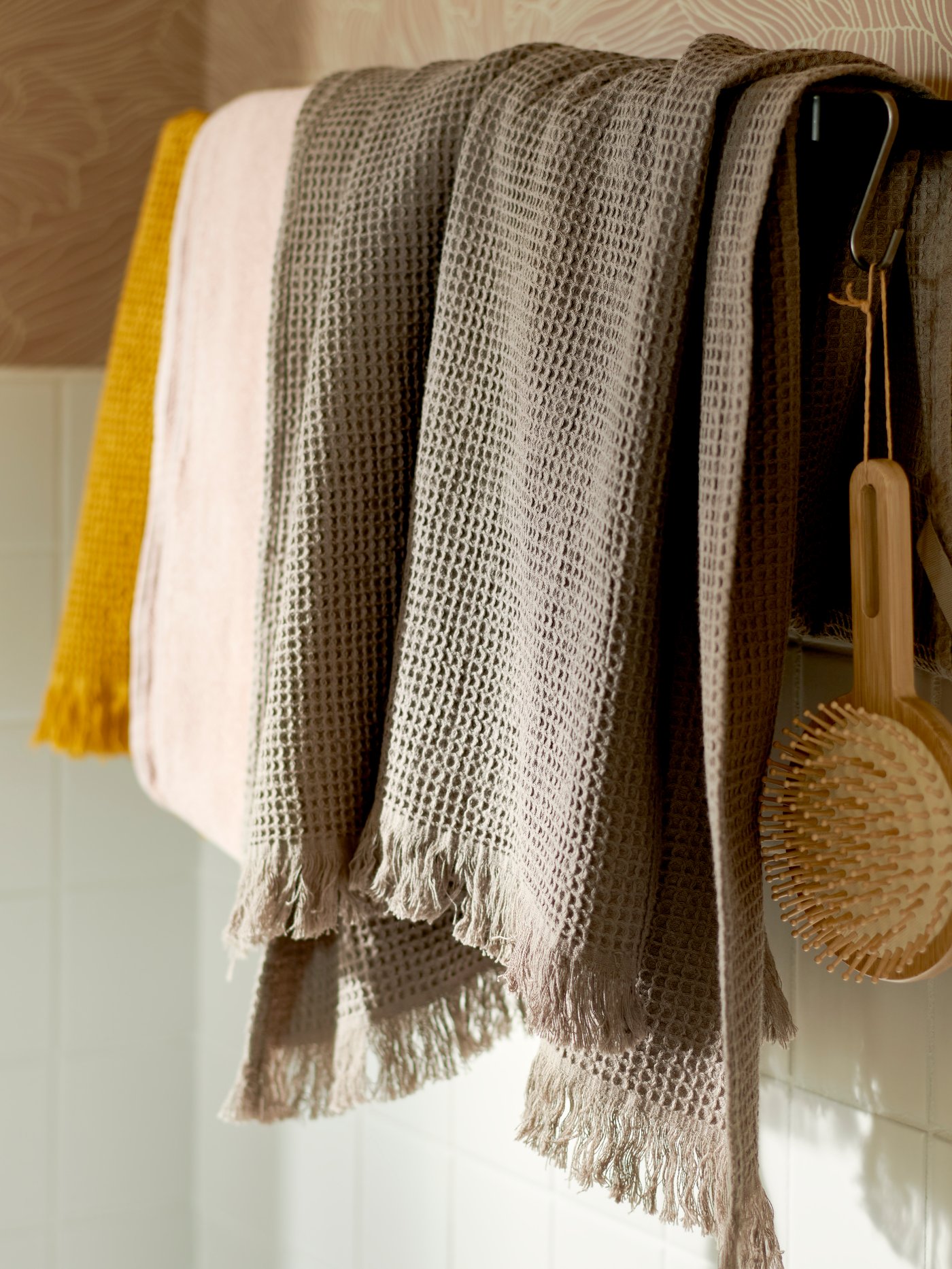 An yellow/mélange HIMLEÅN bath towel