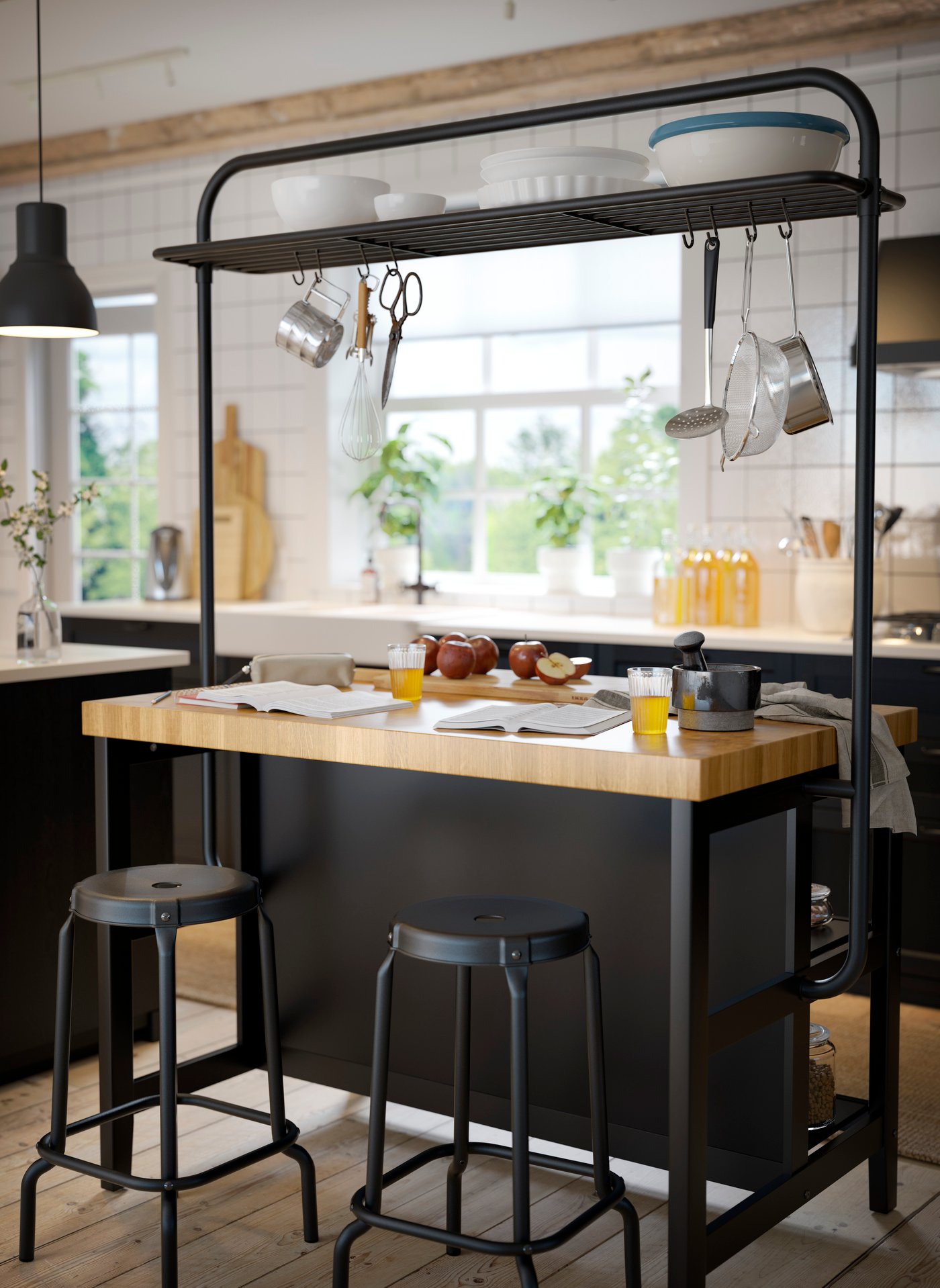 Ilot de cuisine industriel en métal noir et bois avec tabourets de bar métaliques