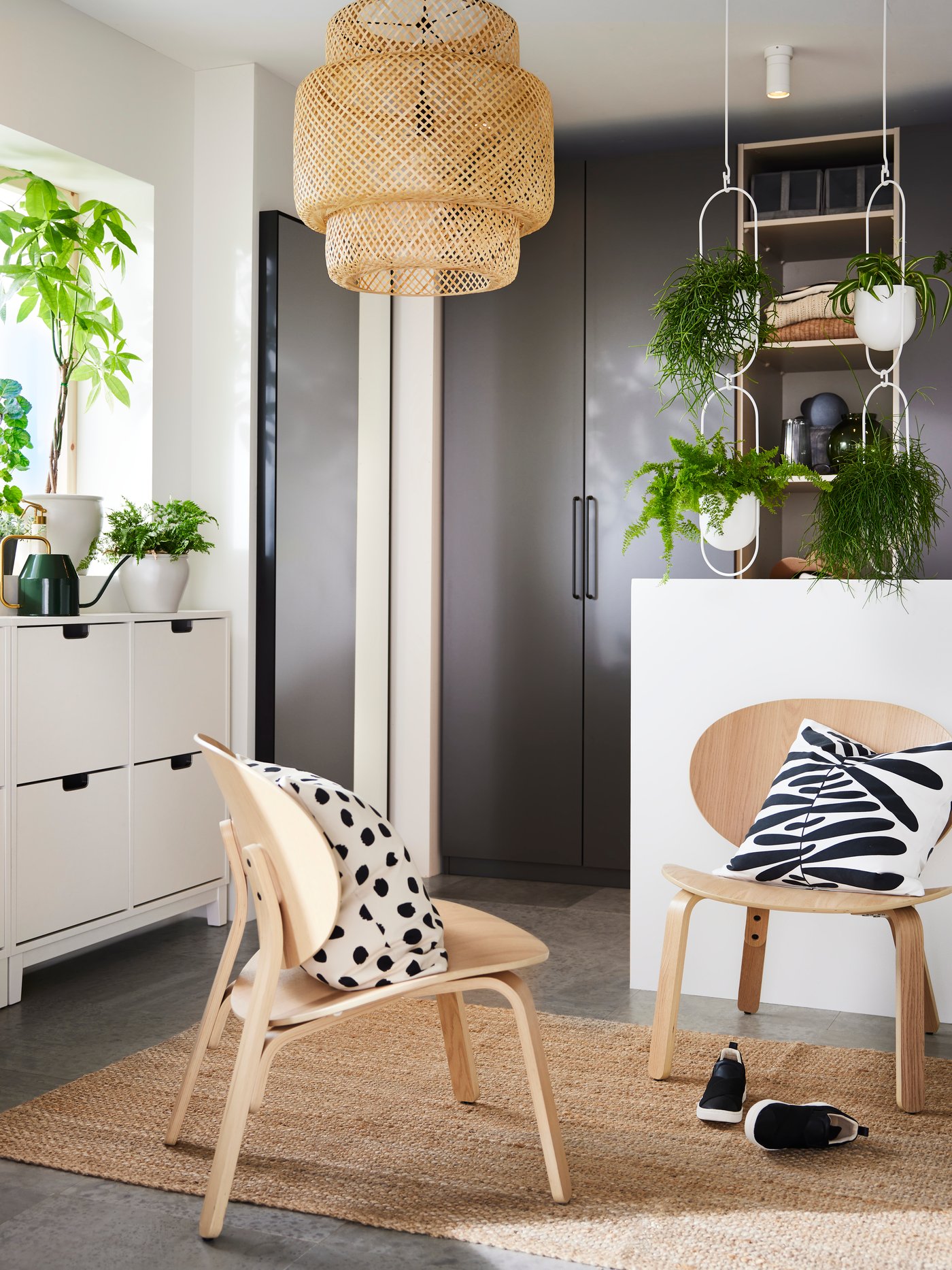On a LOHALS rug are two FRÖSET chairs with MAJSMOTT cushions. In the background are dark-gray PAX wardrobes.