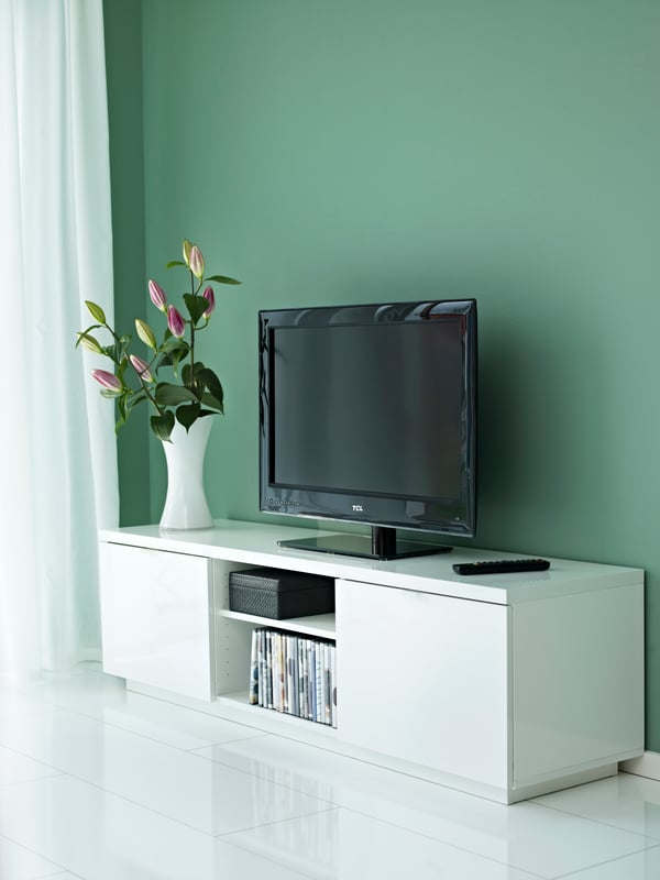 A high-gloss white BYÅS TV bench in the living room