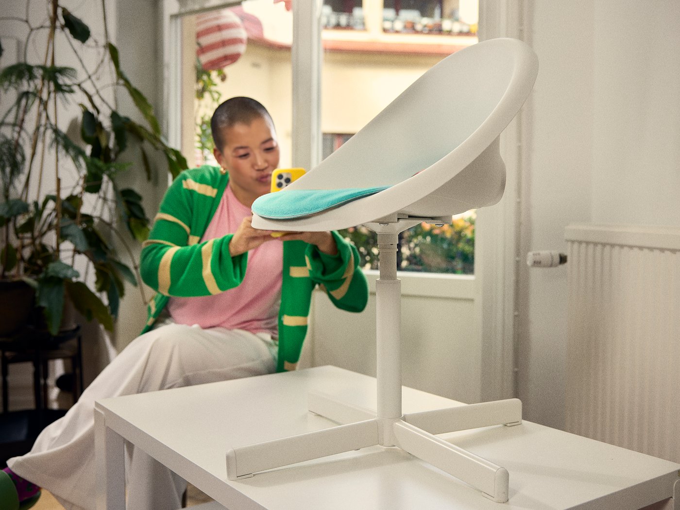 Une personne prenant une photo d’une petite chaise de bureau.