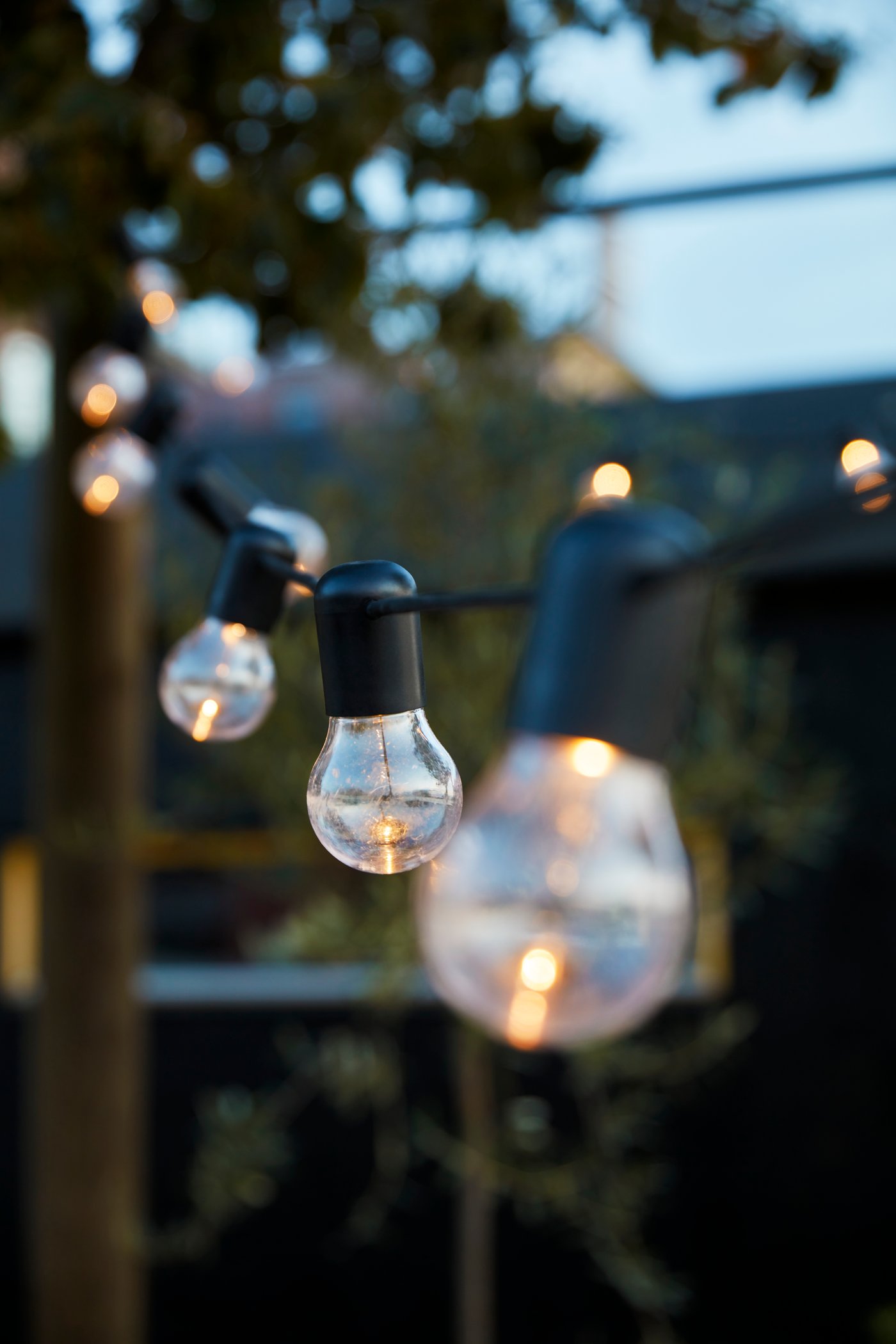 An outdoor/battery-operated black UTSUND LED lighting chain with 12 lights