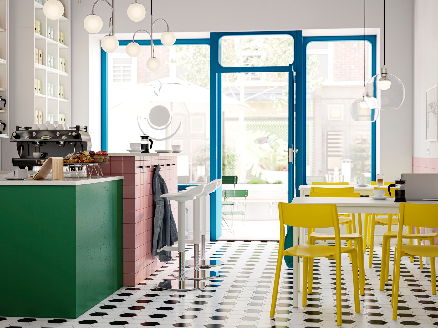 L'interno del bar, luminoso e arioso, ha pavimenti in piastrelle bianche e nere, una combinazione di colori accesi e ampie finestre che affacciano sulla strada.