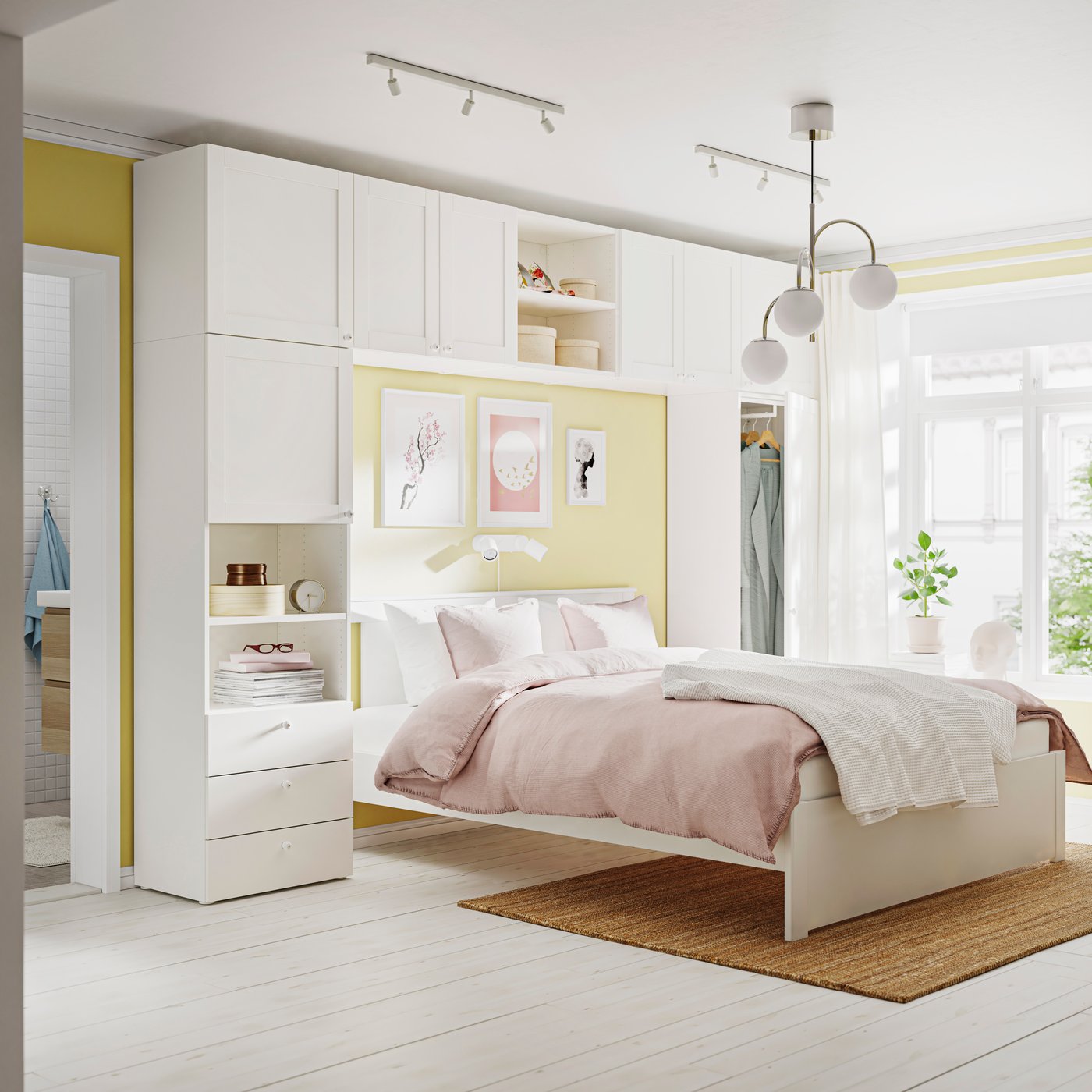 Eine PLATSA Kombination ist in einem hellen Schlafzimmer zu sehen