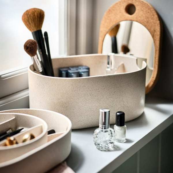 Caja con tapa y espejo SAXBORGA, con brochas, maquillaje y esmaltes de uña en su interior