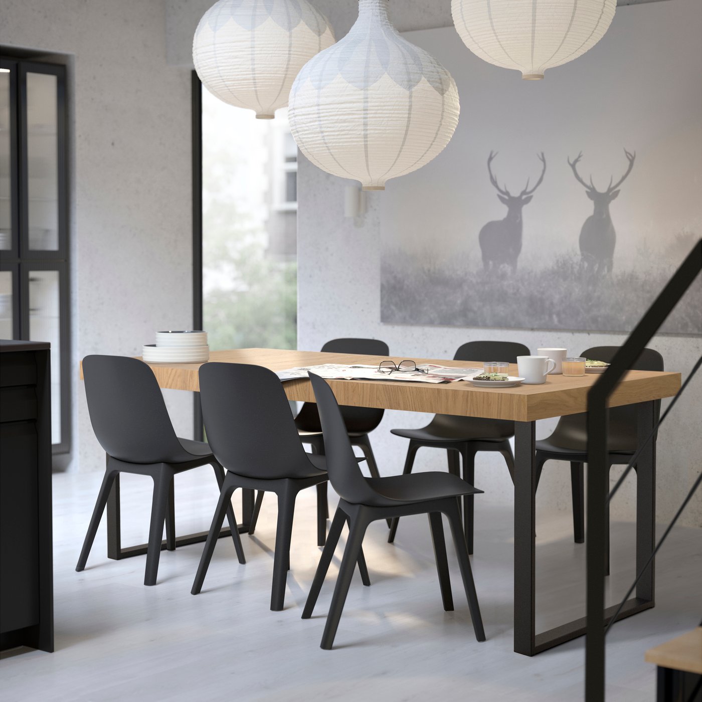 Eine zwiebelförmige, weiße HAVSDJUP-Hängeleuchte im Esszimmer über einem TARSELE Tisch mit 6 ODGER Stühlen.