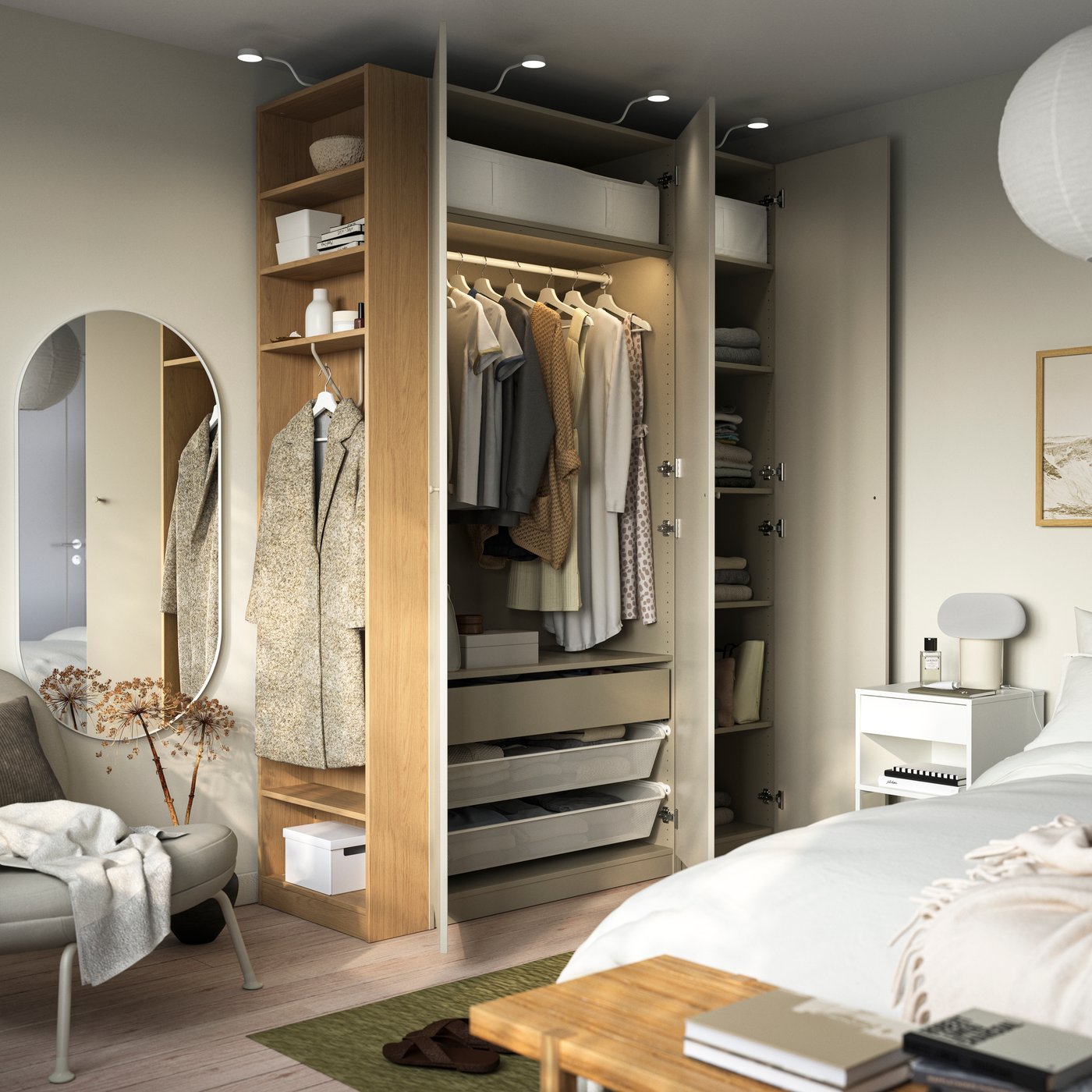 Ein PAX Kleiderschrank in einem Schlafzimmer.