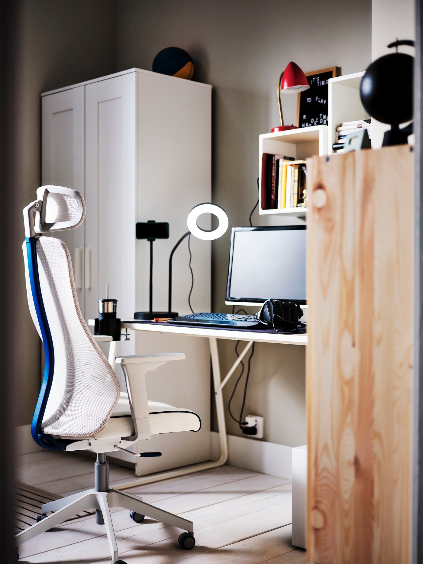 A Bomstad white MATCHSPEL gaming chair