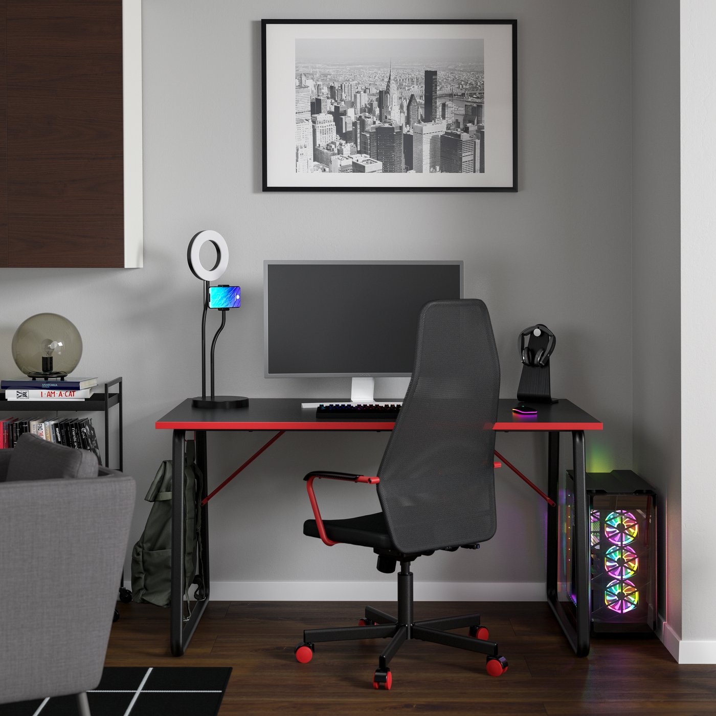 A black HUVUDSPELARE gaming desk and chair