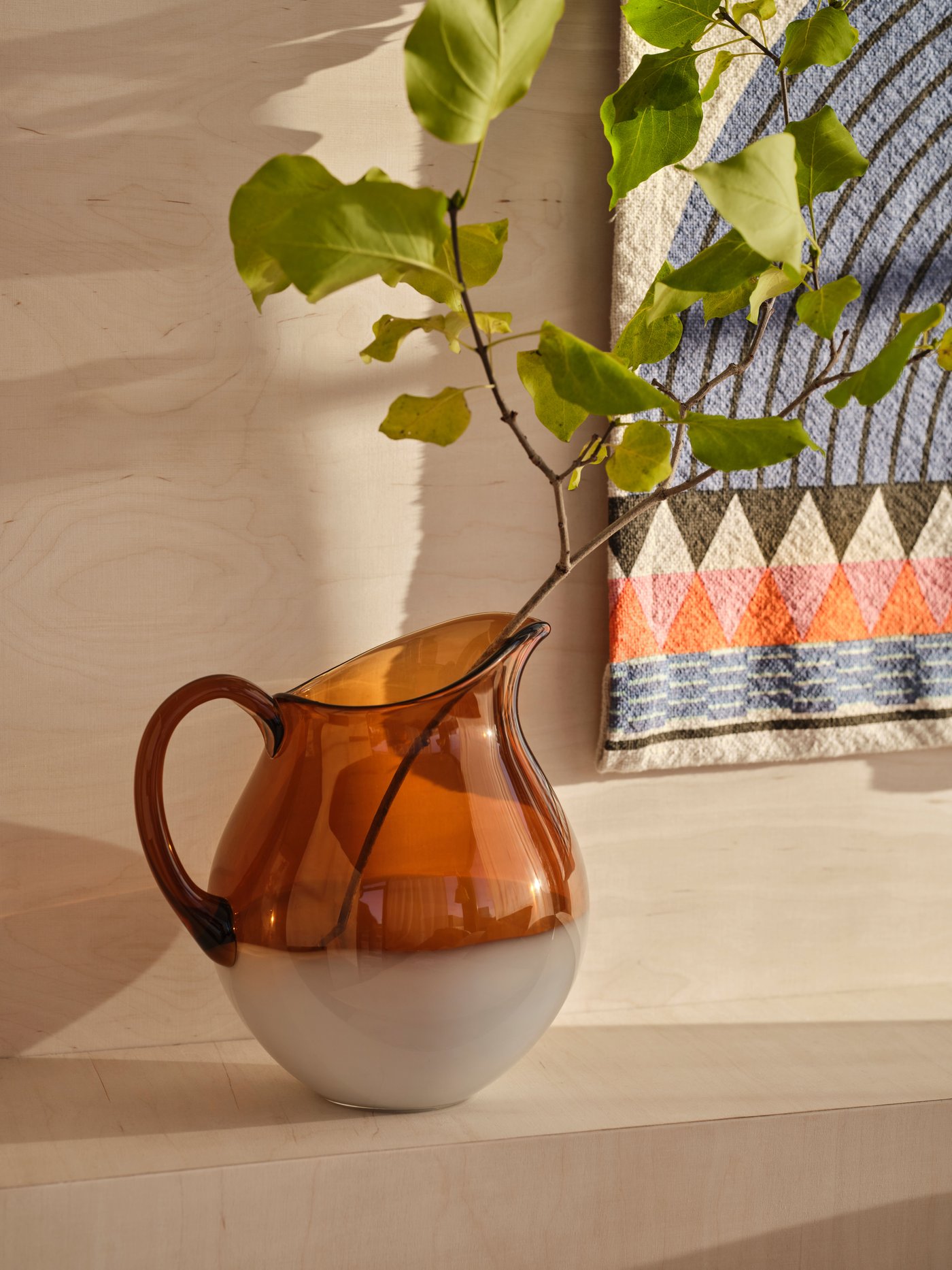 A glass/brown OMMJÄNGE jug