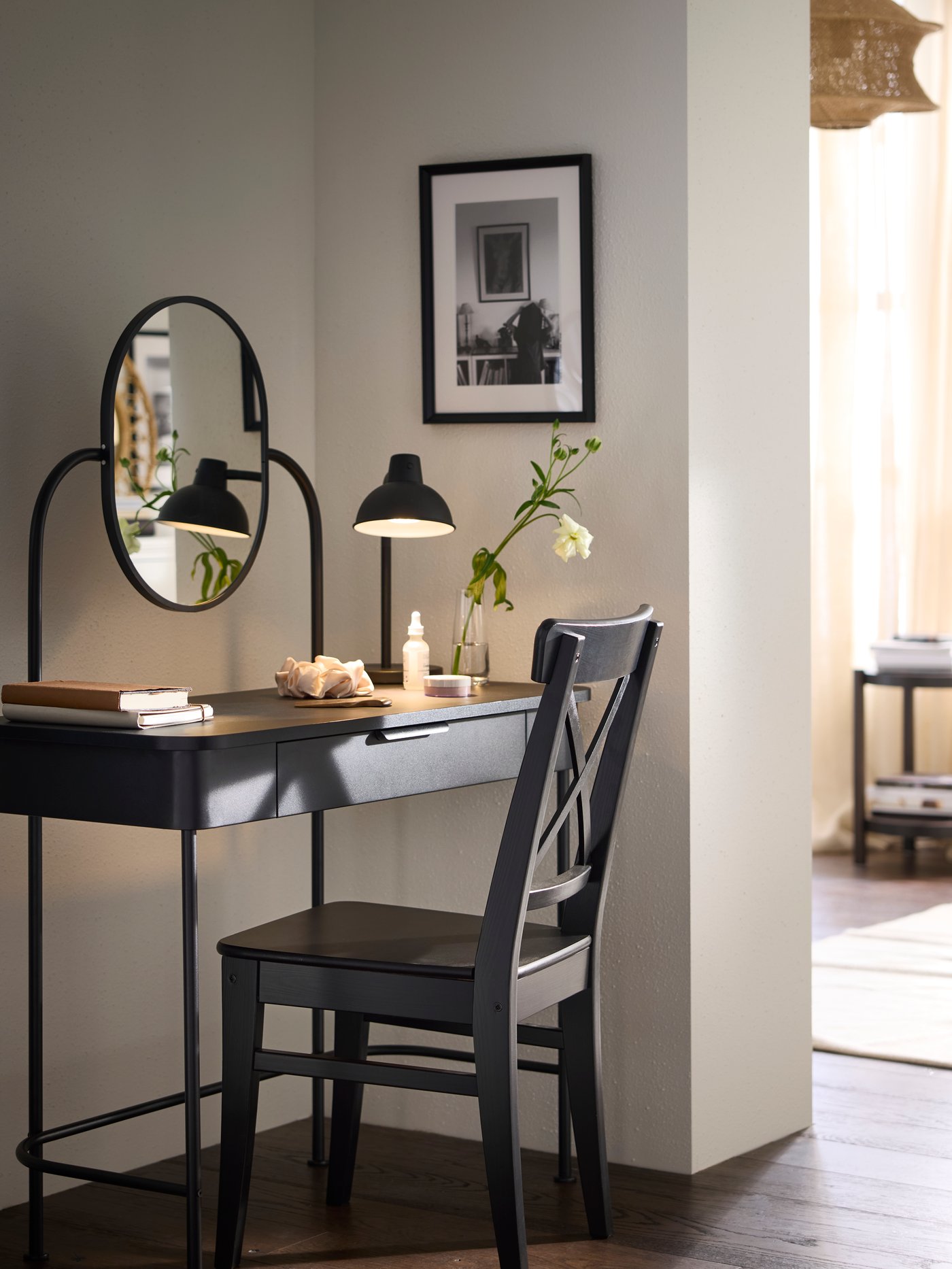 GRÅFJÄLLET dressing table in anthracite with INGOLF chair in brown-black, placed in corner of a room.