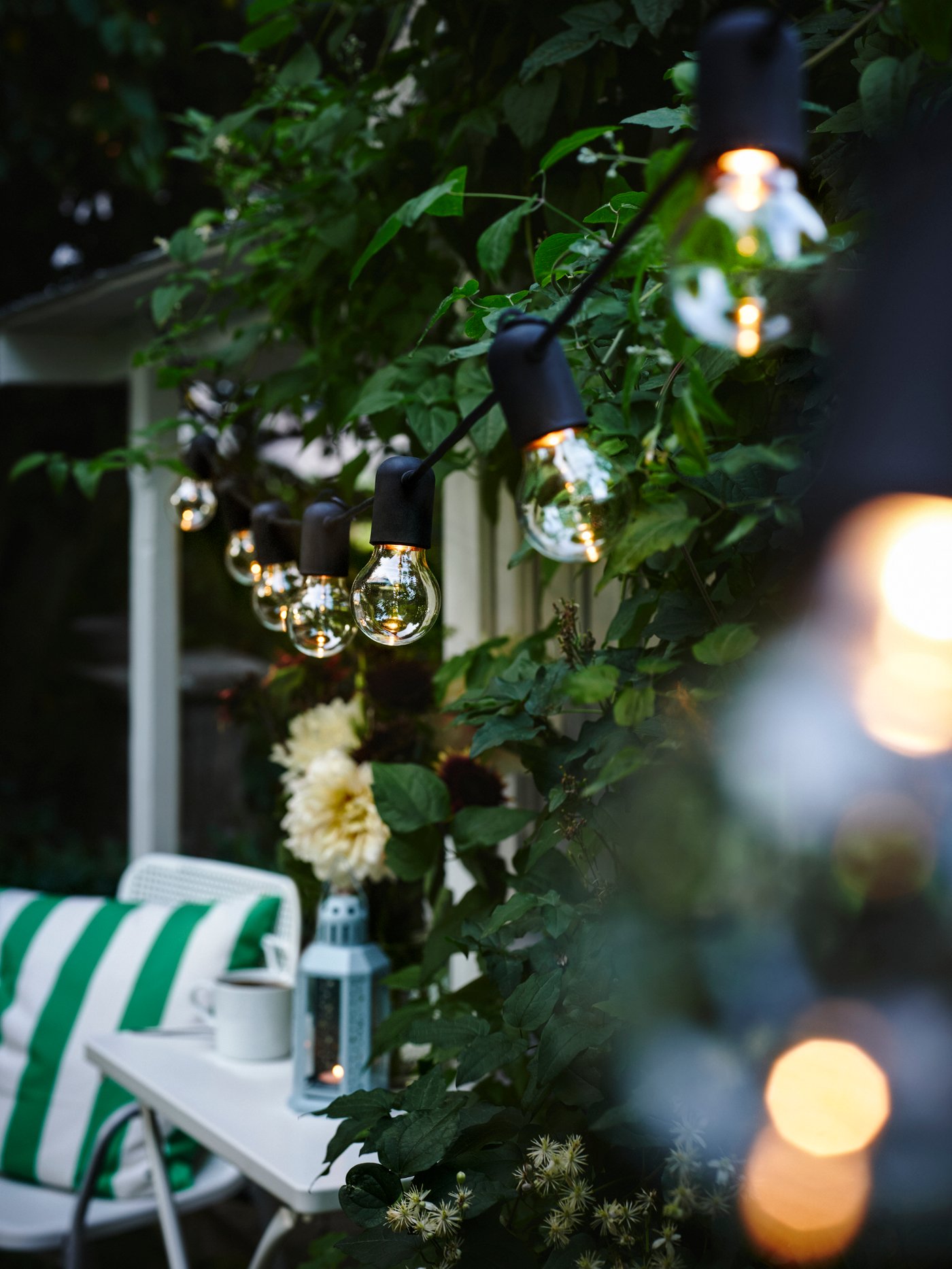 A black/outdoor SVARTRÅ LED lighting chain with 12 lights