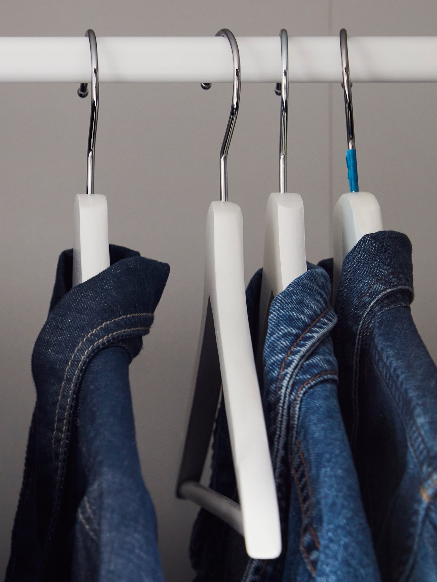 Una barra de clóset con cuatro colgadores de ropa KLEPPSTAD 