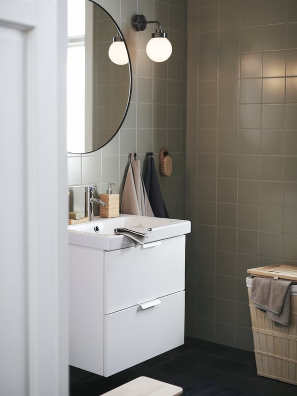 A bathroom with GODMORGON/TOLKEN bathroom cabinet and a LINDBYN mirror on the wall.