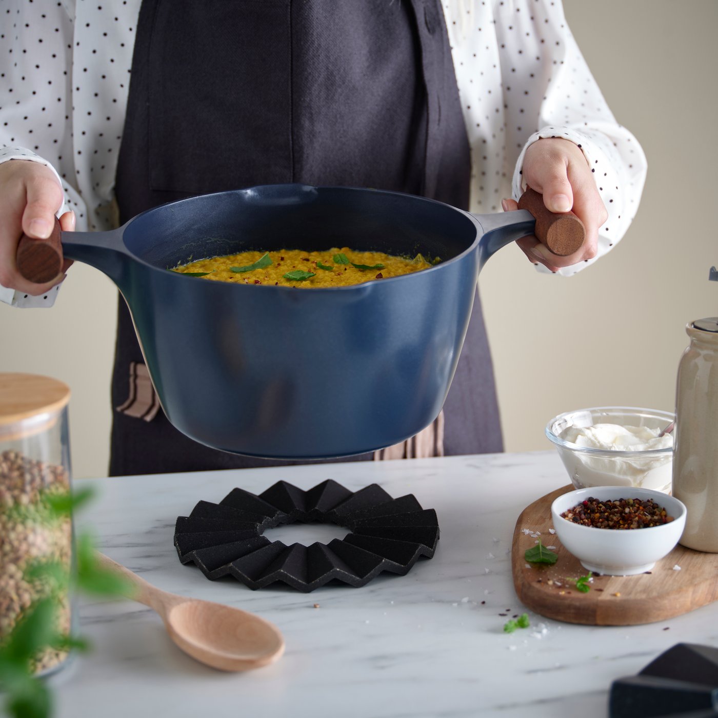 A round/black black-blue ELDSTJÄRT pot stand