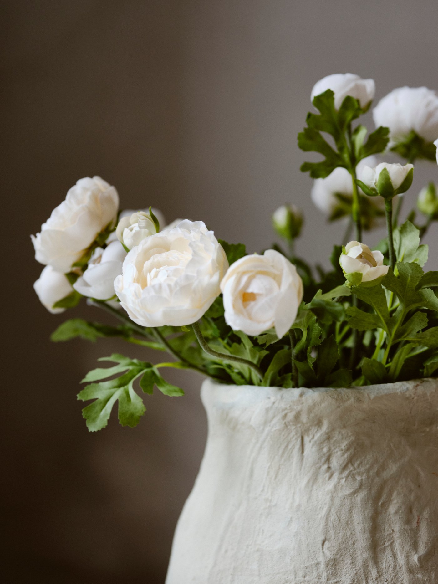 Ramo de flores artificiales SMYCKA tipo peonías en color blanco, colocadas en un jarrón en un espacio interior.