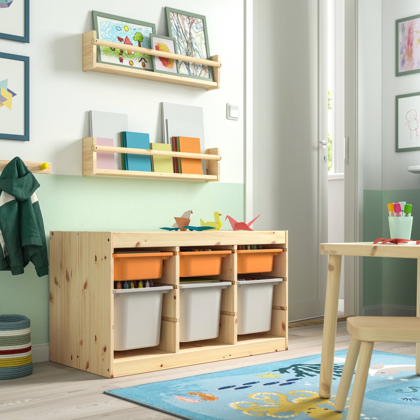 Cuarto infantil con muebles de almacenamiento de madera, cajas organizadoras y estantes para libros y dibujos.