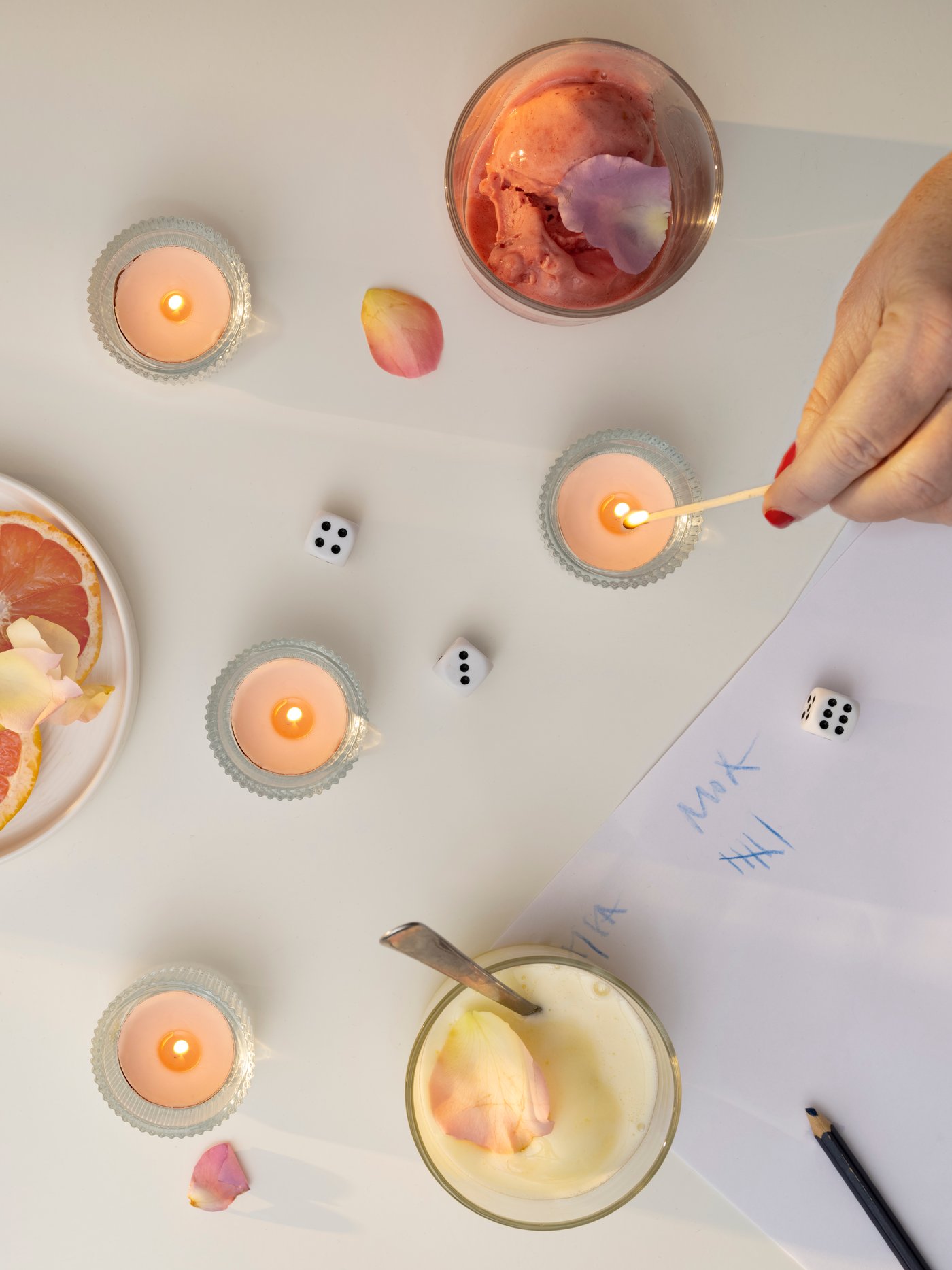 A grapefruit & rose/pale pink ÄDELSYREN scented tealight