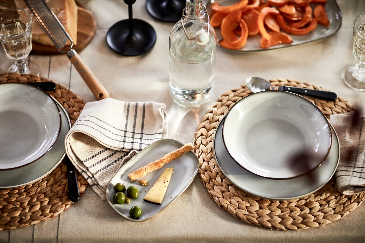 A dark grey/natural VÅRARV napkin in the dining room