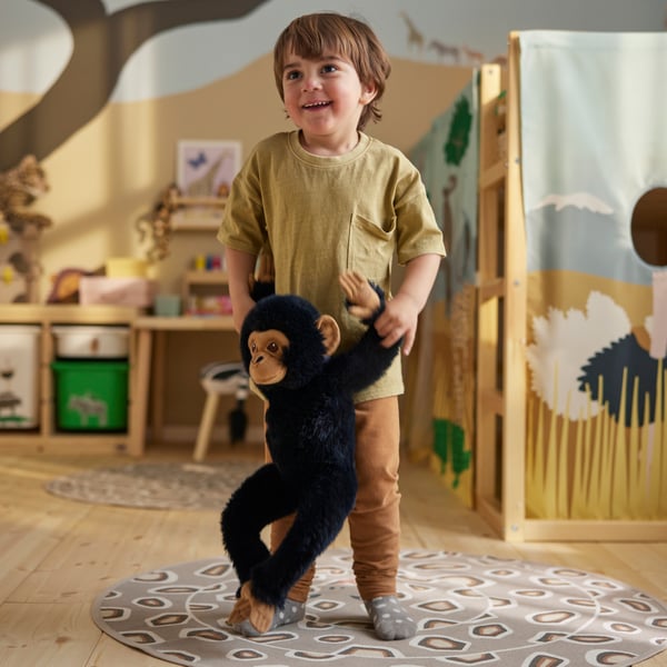 Une boîte TROFAST blanche dans une salle pour enfants